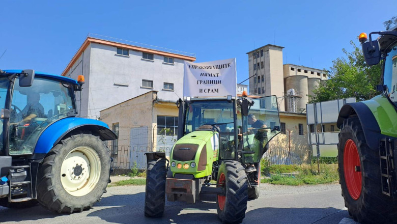 От протеста край Бяла Слатина: Трактори блокираха изхода на града
