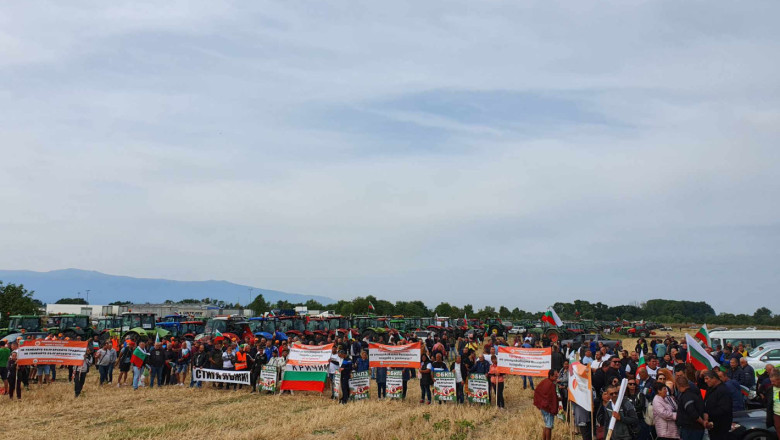 Протестите на производителите продължават в Долни Богров