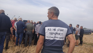 Протестите на производителите продължават в Долни Богров - Снимка 7