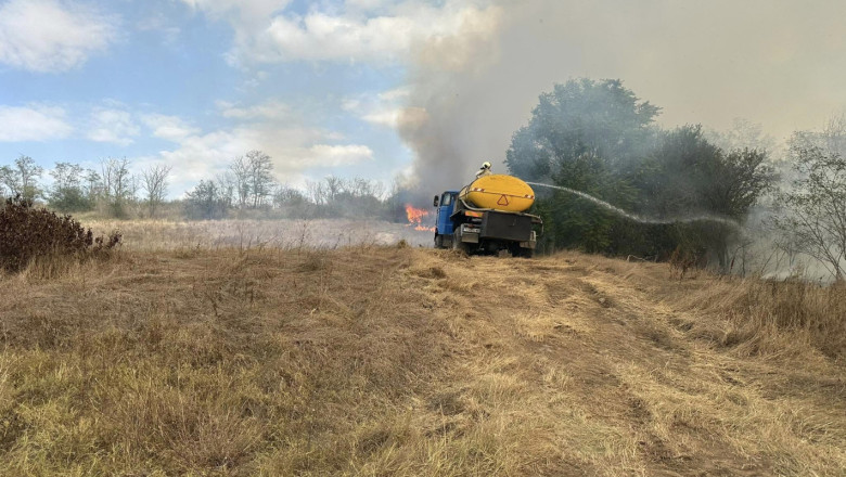Земеделска техника и три екипа пожарникари гасиха голям пожар в село Красен
