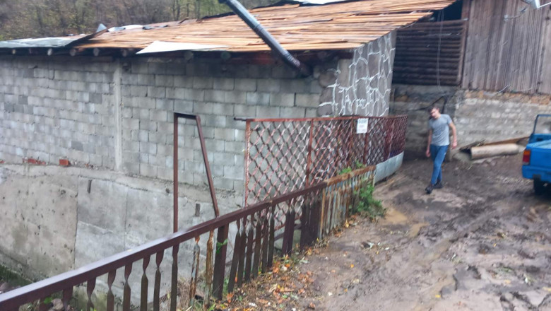 Торнадото в Смолянско отвя покрива на семейна овцеферма