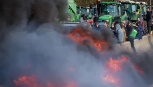 Гневът на фермерите: Блокада и огън пред летището в Тулуза - Agri.bg
