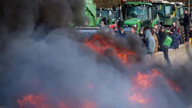 Гневът на фермерите: Блокада и огън пред летището в Тулуза