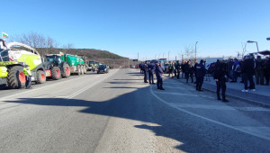 На протест: Земеделска техника излезе по пътищата - Снимка 5