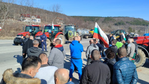 На протест: Земеделска техника излезе по пътищата - Снимка 8