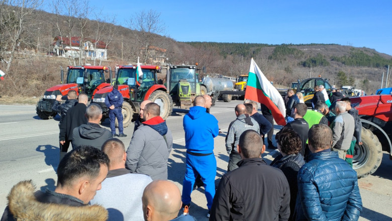 На протест: Земеделска техника излезе по пътищата
