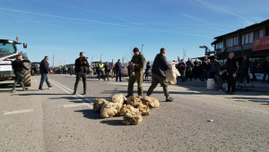 На протест: Земеделска техника излезе по пътищата - Снимка 9