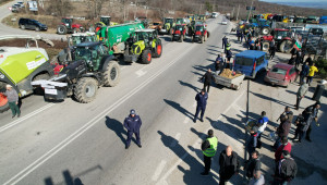На протест: Земеделска техника излезе по пътищата - Снимка 10