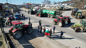 На протест: Земеделска техника излезе по пътищата - Снимка 11