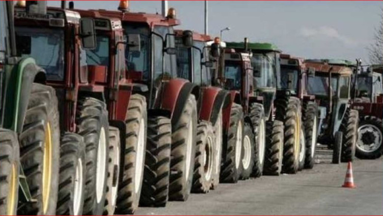 Тракторите влизат в Атина, полските фермери блокират магистрали